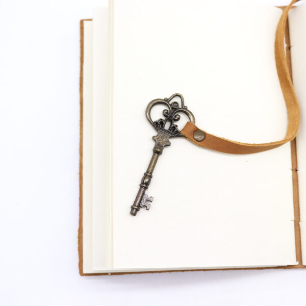 Oiled Tan Leather & Key - 200 pages - 13x18cm - Image 4