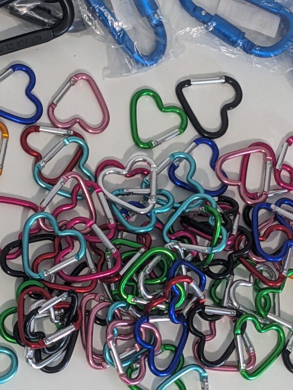 LOT 101 – Heart-Shaped Aluminium Carabiner Clips – Mixed Colours - Image 4